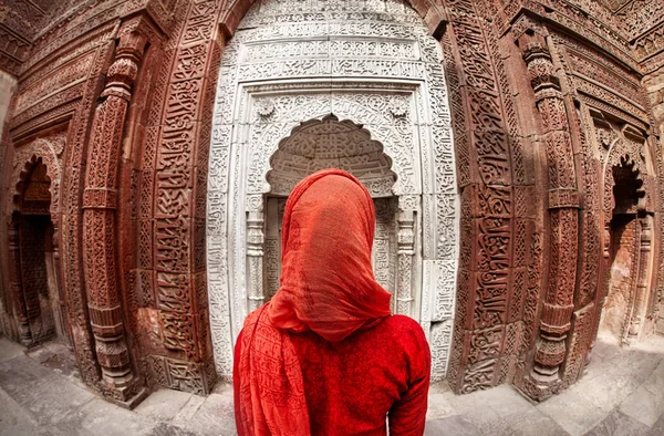 Kvinna vid Qutub Minar i Indien — Stockfoto