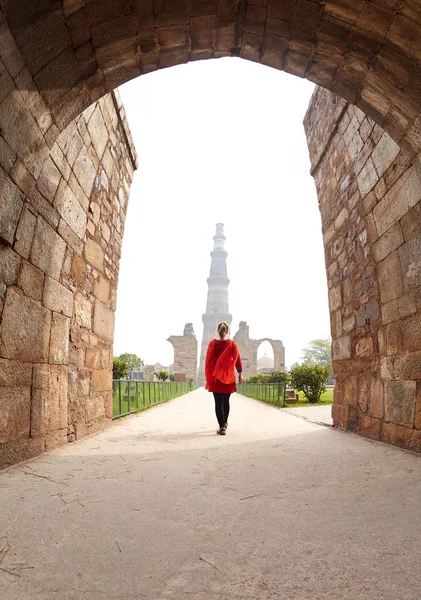 Mujer en el complejo Qutub Minar en Delhi — Foto de Stock