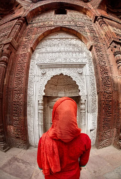 Hindistan 'daki Kutub Minar' da bir kadın. — Stok fotoğraf