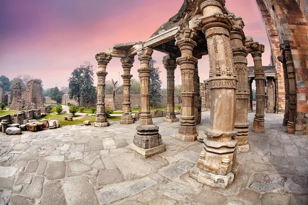 Qutub Minar Ruinas en Nueva Delhi, India —  Fotos de Stock