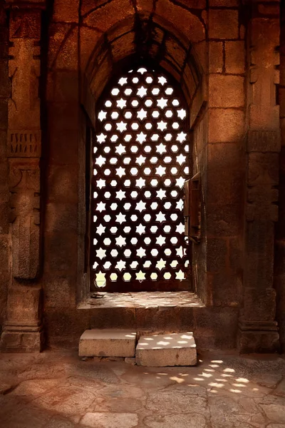 Balcón de piedra con ventana de mosaico antiguo en el borrador de Qutub Minar — Foto de Stock