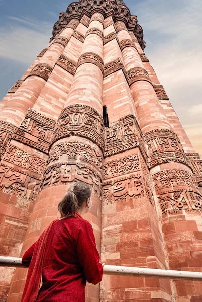 Femme au complexe Qutub Minar à Delhi — Photo