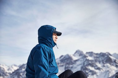 Karlı dağlarda portre tırmanışçısı