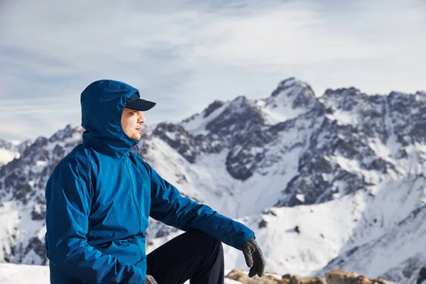 Karlı dağlarda portre tırmanışçısı