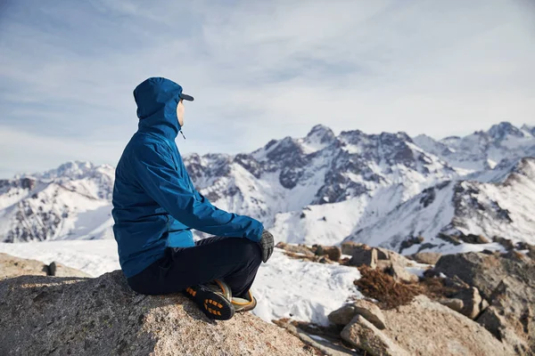 Portré mászó a havas hegyekben — Stock Fotó