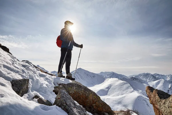 Horolezec ve zasněžených horách — Stock fotografie