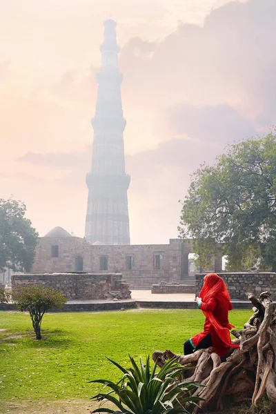 Egy nő a Qutub Minar komplexumban Delhiben. — Stock Fotó