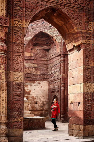 Женщина в Кутуб Минар в Нью-Дели, Индия
