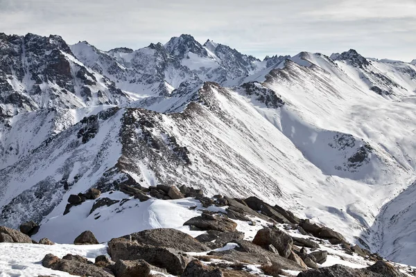 Paisaje de montañas nevadas —  Fotos de Stock