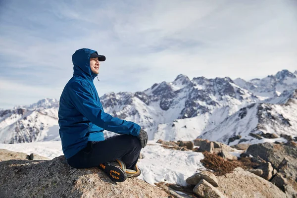 Portrétní horolezec ve zasněžených horách — Stock fotografie