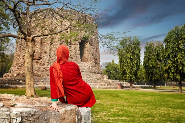 Frau in qutub minar komplex in delhi — Stockfoto