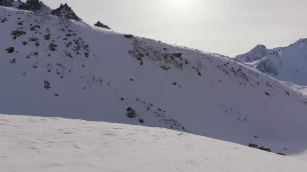 Widok z lotu ptaka krajobraz gór śnieżnych — Wideo stockowe