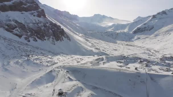 Letecký pohled na zasněžené hory krajiny — Stock video