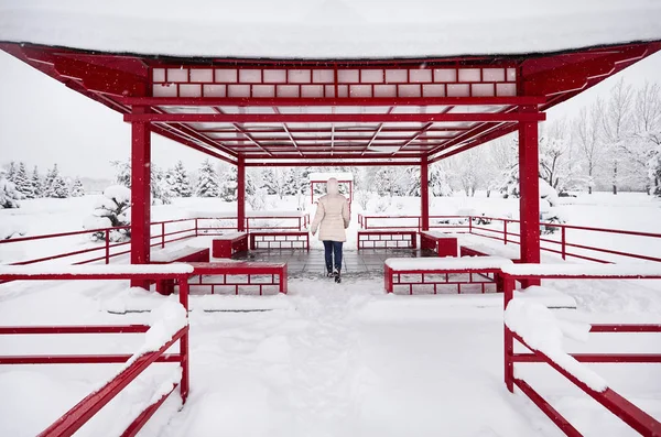 Frau im winterlichen japanischen Garten — Stockfoto