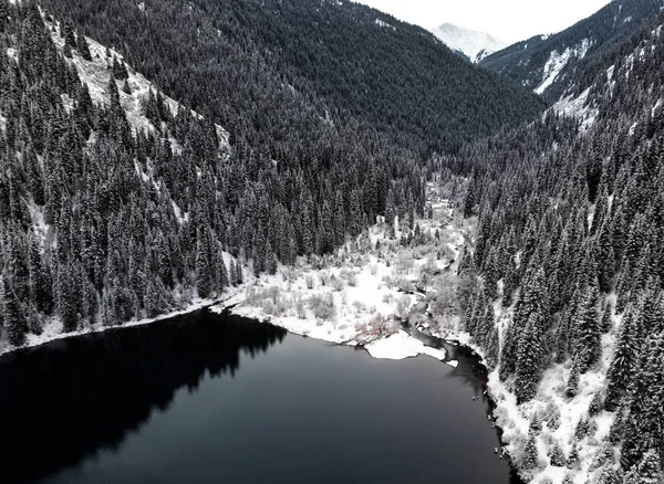 겨울에는 산에서 호수와 공중에서 수있다 — 스톡 사진