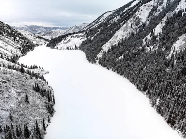 Vista Aérea Del Lago Bosque Montaña Kolsay Invierno Las Montañas —  Fotos de Stock