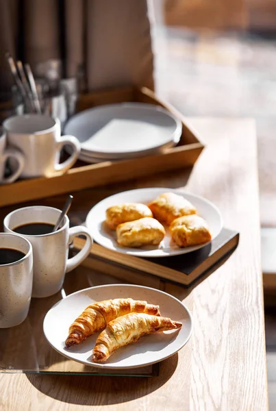 Französische Croissants Mit Schwarzem Kaffee Auf Dem Tisch Hotelzimmer Beim — Stockfoto