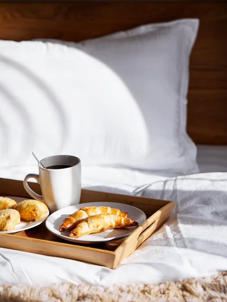 早餐时在卧室的盘子里放着法国羊角面包和黑咖啡 — 图库照片