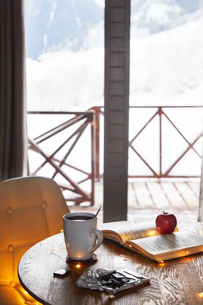 Kaffee Schokolade Buch Und Apfel Auf Dem Tisch Hölzernen Winterhaus — Stockfoto