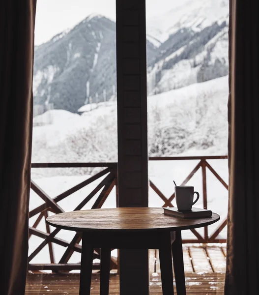 Kávé Asztalon Gyönyörű Mountain View Télen Faház — Stock Fotó