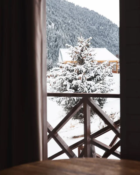Okno Dřevěné Chatě Krásným Výhledem Hory Vánoční Stromeček Zimním Období — Stock fotografie
