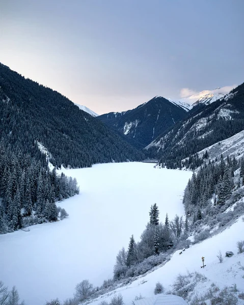 Paisaje Kolsay Lago Montaña Bosque Nevado Amanecer Invierno Las Montañas —  Fotos de Stock