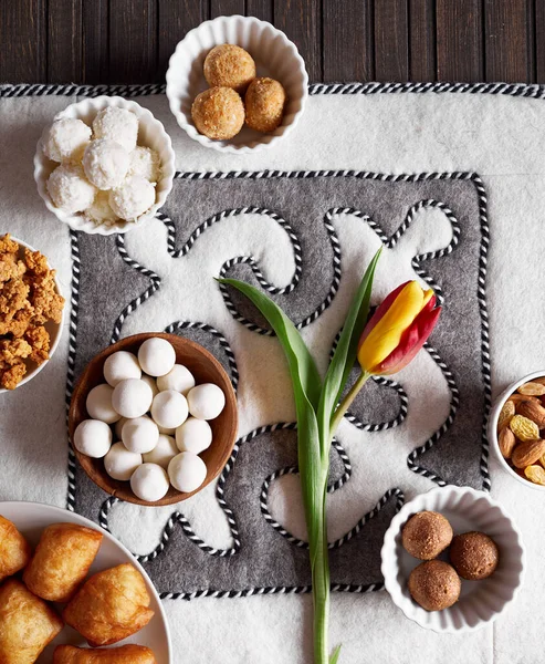 Comida Nacional Kazaja Durante Festival Nauryz Sobre Fondo Fieltro Étnico —  Fotos de Stock