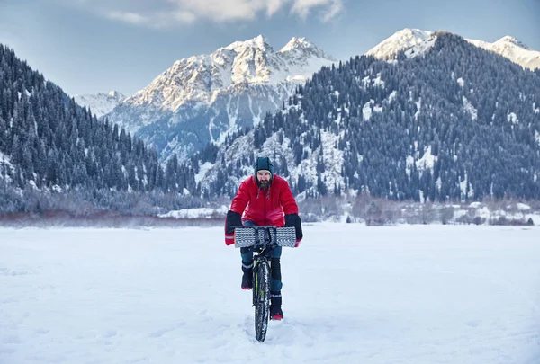 Retrato Del Hombre Barbudo Chaqueta Roja Está Montando Bicicleta Lago — Foto de Stock