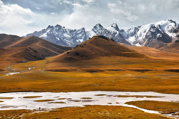 Veduta Aerea Della Bellissima Valle Montagna Con Piccolo Turista Fiume — Foto Stock