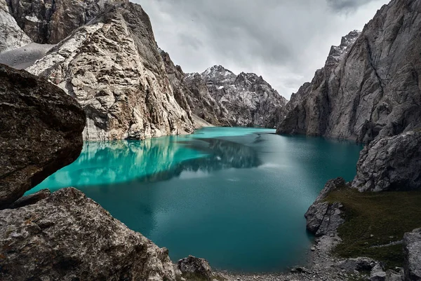 Vackra Landskapet Den Berömda Bergsjön Kel Suu Belägna Nära Kinesiska — Stockfoto