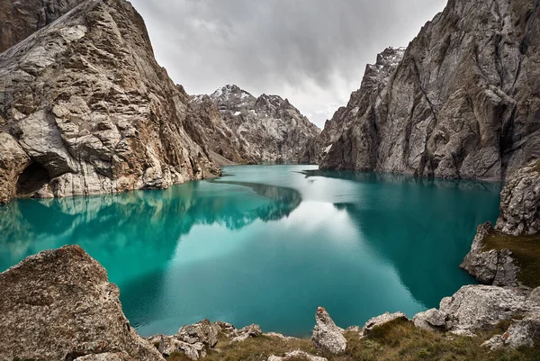 Hermoso Paisaje Famosa Montaña Lago Kel Suu Situado Cerca Frontera —  Fotos de Stock