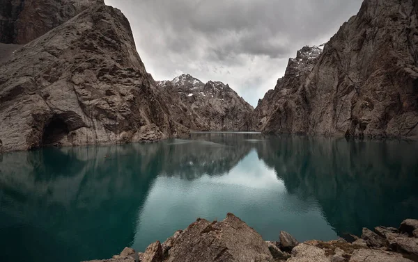 Piękny Krajobraz Słynnego Górskiego Jeziora Kel Suu Małą Łódką Zachmurzonym — Zdjęcie stockowe