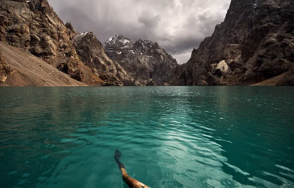 Hermoso Paisaje Famosa Montaña Lago Kel Suu Vista Desde Barco — Foto de Stock