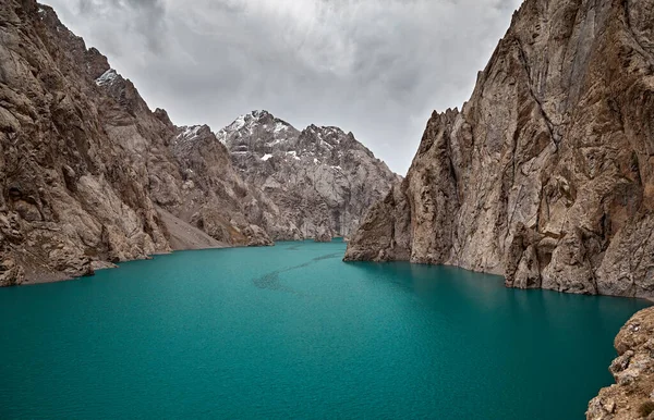 Hermoso Paisaje Famosa Montaña Lago Kel Suu Cielo Nublado Nublado — Foto de Stock