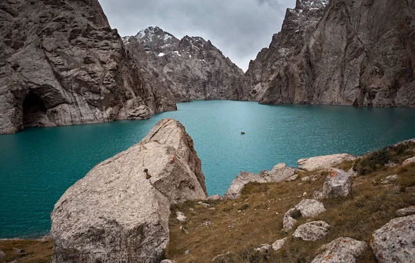 Vackert Landskap Berömda Berg Lake Kel Suu Och Liten Båt — Stockfoto