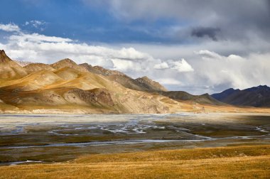 Naryn bölgesinde Kel Suu Gölü dağ vadisinde nehrin güzel sahne, Kırgızistan