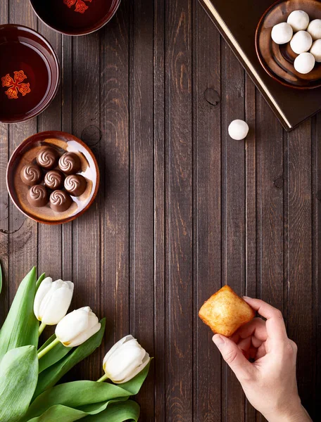 Kasachisches Nationalgericht Und Weiße Tulpen Während Des Nauryz Festes Auf — Stockfoto