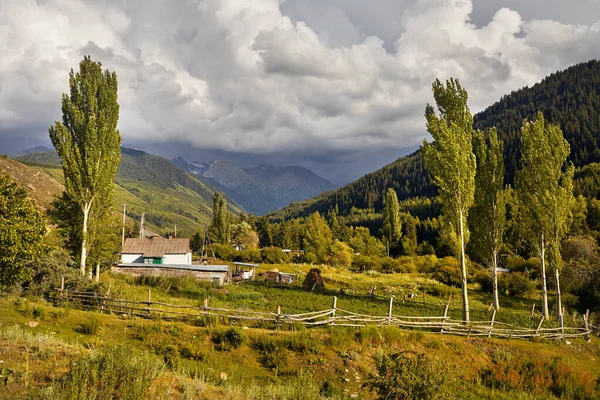 Vecchia Casa Bianca Nel Piccolo Villaggio Karakol Gorge Montagne Kirghizistan — Foto Stock