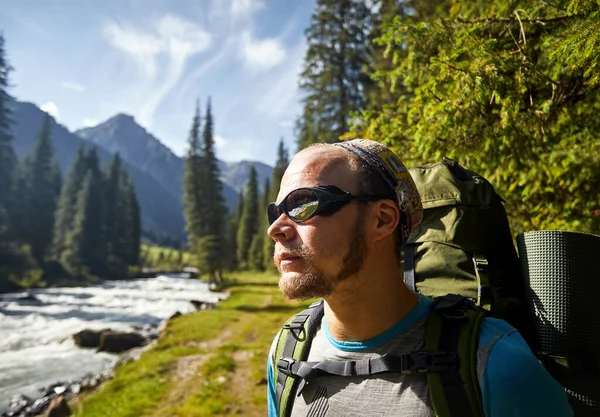 Portret Turysty Dużym Plecakiem Okularami Przeciwsłonecznymi Przy Dolinie Rzeki Parku — Zdjęcie stockowe