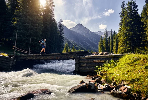 Turista Velkým Zeleným Batohem Přechází Řeku Mostě Horském Údolí Národním — Stock fotografie