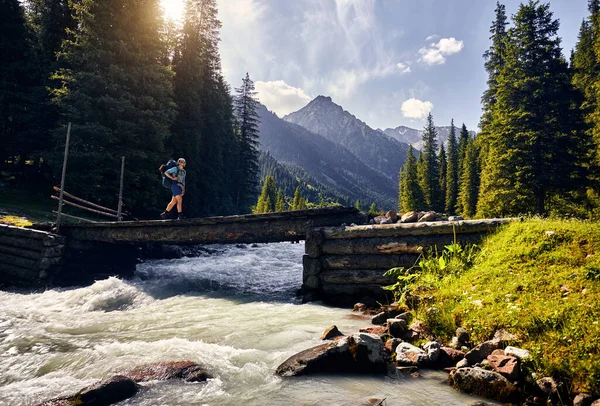 Tourist Mit Großem Grünen Rucksack Überquert Den Fluss Über Eine — Stockfoto