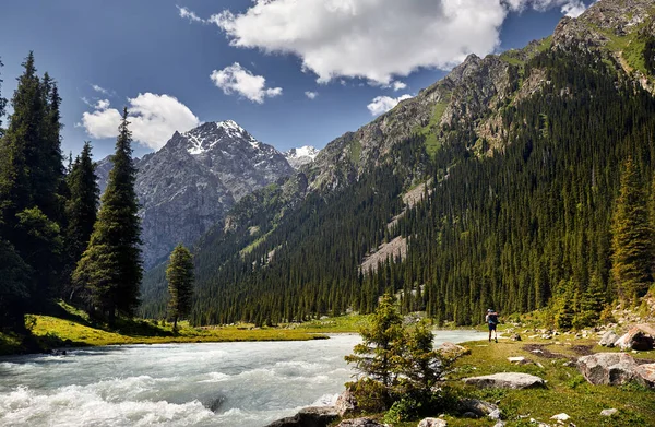 Büyük Sırt Çantalı Turist Kırgızistan Daki Karakol Ulusal Parkı Ndaki — Stok fotoğraf