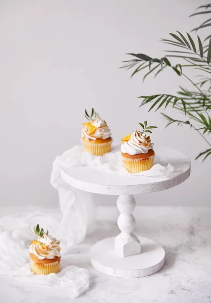 Magdalenas Caseras Decoradas Con Limón Hojas Sobre Fondo Blanco Espacio —  Fotos de Stock