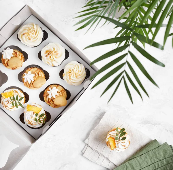 Magdalenas Decoradas Caseras Caja Blanca Cerca Planta Verde Sobre Fondo —  Fotos de Stock