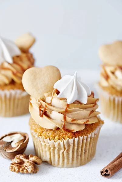 Magdalenas Zanahoria Con Nueces Especias Decoradas Con Galletas Merengue Caramelo —  Fotos de Stock