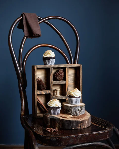 Pastelitos Chocolate Decorados Con Crema Mantequilla Blanca Cacahuetes Silla Antigua —  Fotos de Stock