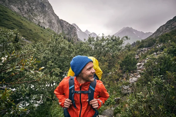 Πορτρέτο Της Ευτυχισμένος Τουρίστας Μεγάλο Σακίδιο Είναι Στην Κοιλάδα Του — Φωτογραφία Αρχείου