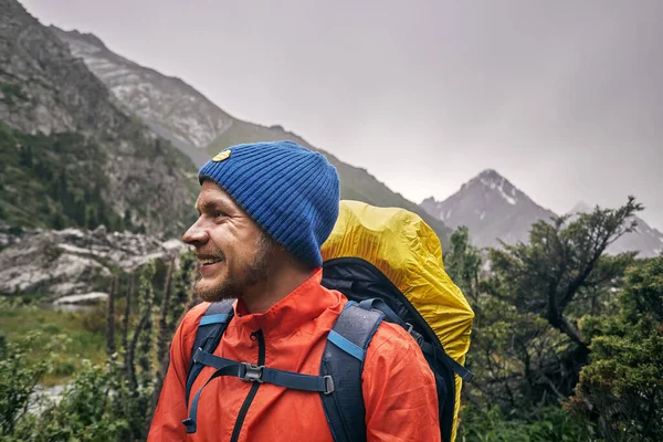 Retrato Turista Feliz Com Mochila Grande Está Vale Montanha Parque — Fotografia de Stock
