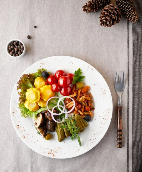 Assortiment Légumes Marinés Champignons Dans Assiette Près Des Cônes — Photo