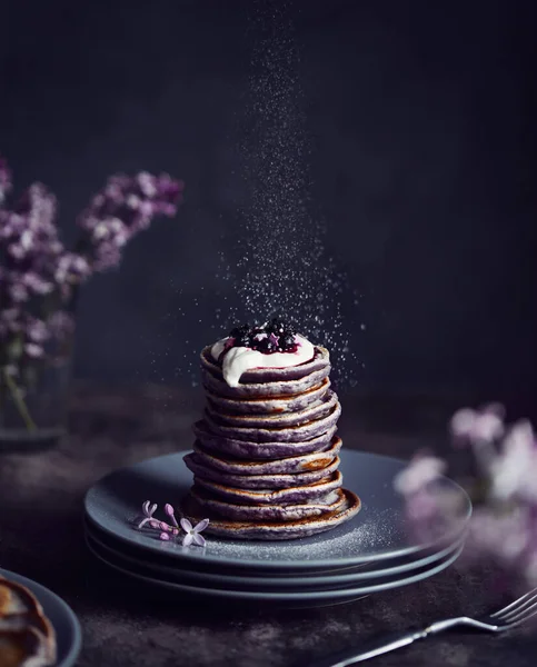 Violette Pfannkuchen Mit Blaubeeren Und Sahne Fliederfarbene Blüten Vor Dunklem — Stockfoto